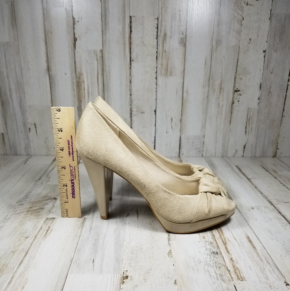 Fioni Peep Toe Bow Size 7 Beige/Tan Suede Heels - Picture 5 of 6